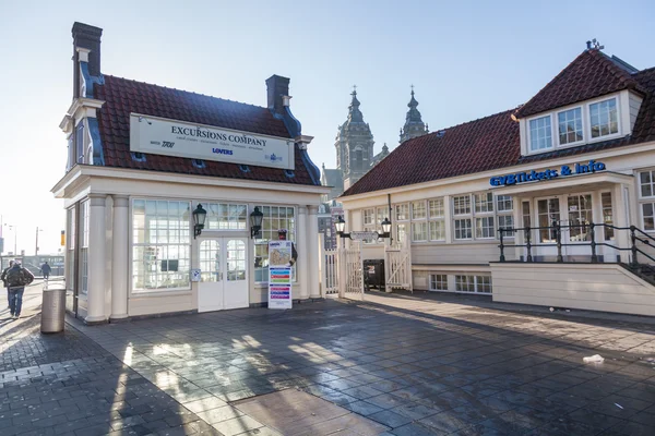 Ticket winkels voor excursie boottochten in Amsterdam, Nederland — Stockfoto