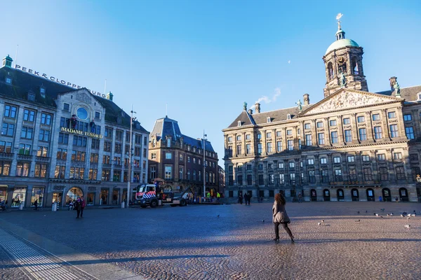 Dam met het Koninklijk Paleis en Madame Tussauds in Amsterdam, Nederland — Stockfoto