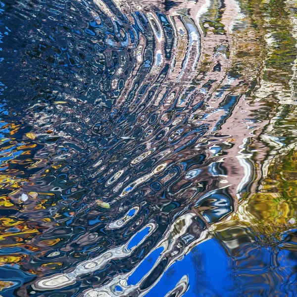 Vodní vlny na kanálu v Amsterdamu — Stock fotografie