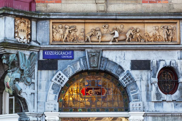 Detalhe de um edifício histórico em Amsterdã, Países Baixos — Fotografia de Stock