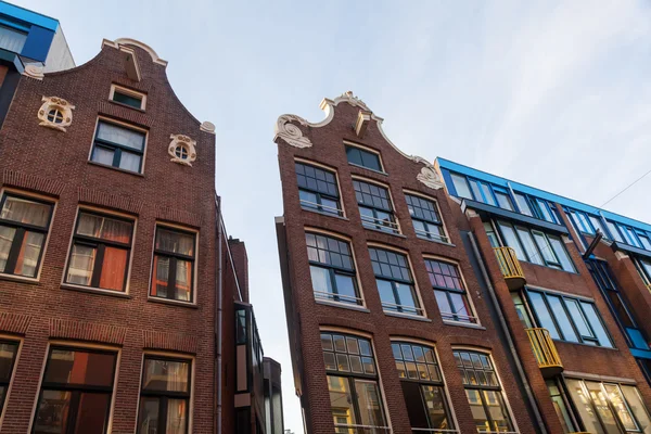 Gevels van oude gebouwen in de oude binnenstad van Amsterdam, Nederland — Stockfoto