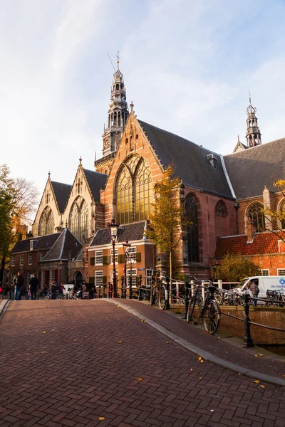 Ауде Керк в Амстердаме, Нидерланды — стоковое фото