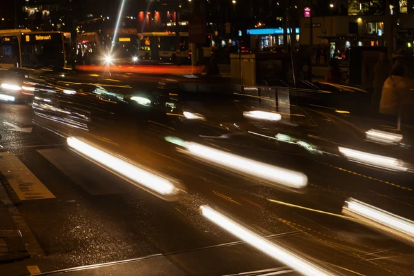 Traffico notturno in città — Foto Stock