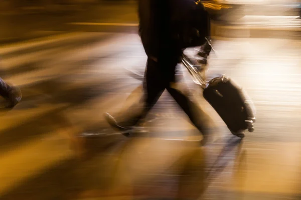 Передвигающийся человек в подсветке ночного трафика — стоковое фото