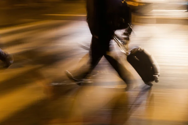 Arkadan aydınlatmalı gece trafik bizzat seyahat — Stok fotoğraf