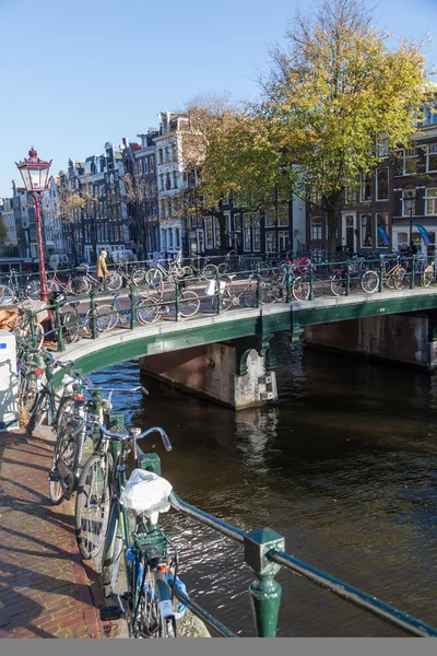 Historical canal in Amsterdam, Netherlands, with parked bicycles — Stock Photo, Image