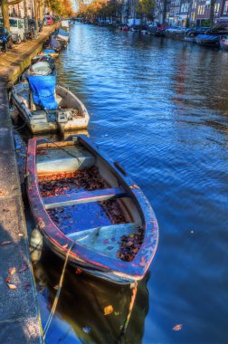 Tekneler bir kanal Amsterdam, Hollanda