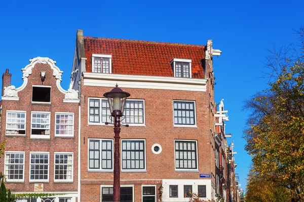 Edifícios antigos na cidade velha de Amsterdã, Holanda — Fotografia de Stock