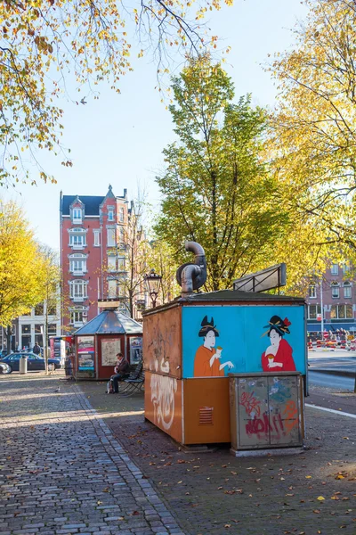 Uitzicht op de stad van Amsterdam, Nederland, met een Chinese kiosk — Stockfoto