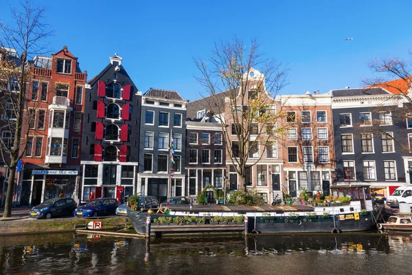 Typická scéna na historické canal v Amsterdamu, Nizozemsko — Stock fotografie