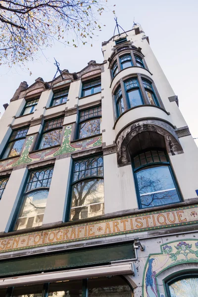 Historiska Art Nouveau-byggnad i Amsterdam, Nederländerna — Stockfoto