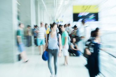 Havaalanında hamlesinde insan yaratıcı zum efektli resim