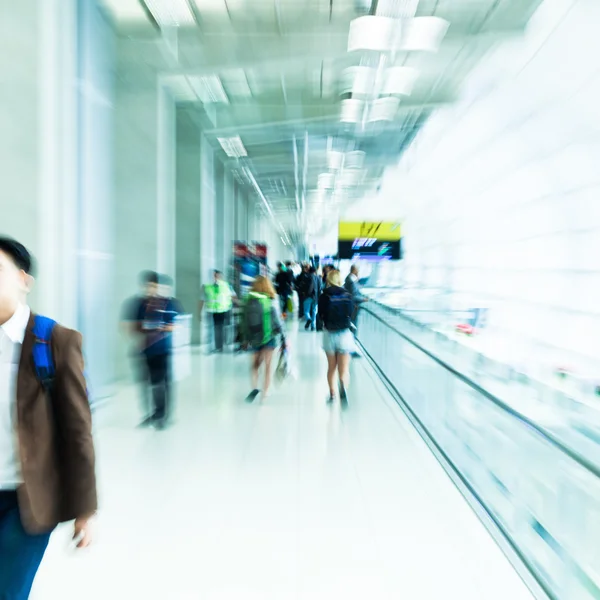 Imagen con efecto zoom creativo de personas en movimiento en el aeropuerto — Foto de Stock