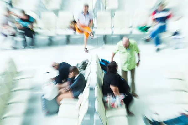 Photo avec effet de zoom créatif des personnes en déplacement à l'aéroport — Photo
