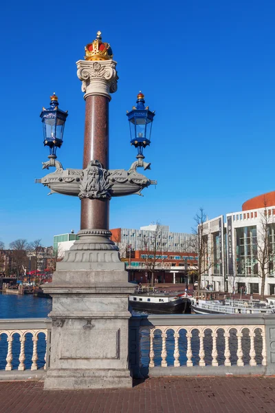 Historische straßenlaterne auf der blauen brücke in amsterdam, niederland — Stockfoto