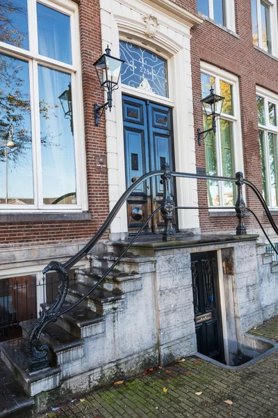 Pintu masuk rumah yang khas dari sebuah rumah tua di kota tua Amsterdam, Belanda — Stok Foto