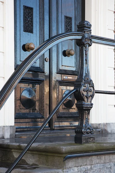 Typiskt hus infarten till ett gammalt hus i den gamla staden Amsterdam, Nederländerna — Stockfoto