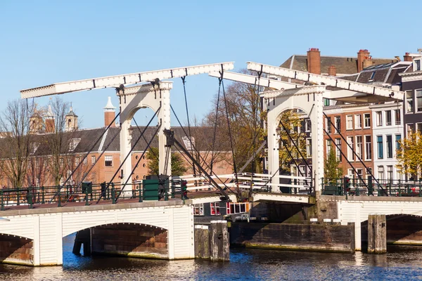 Traditionele ophaalbrug in Amsterdam, Nederland — Stockfoto