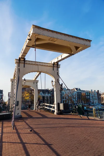 Tipico ponte a progetto ad Amsterdam, Paesi Bassi — Foto Stock