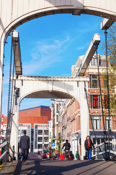 Typische ontwerp brug in Amsterdam, Nederland — Stockfoto