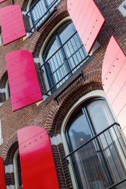 Amsterdam, Hollanda'nın eski şehir tarihi bir evde kırmızı pancurlar