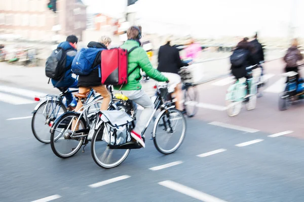 Fietsers in beweging vervagen — Stockfoto