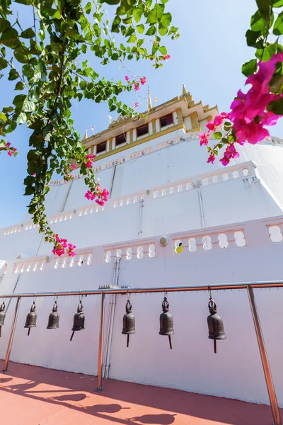 在金山寺在曼谷，泰国的黄金山 — 图库照片