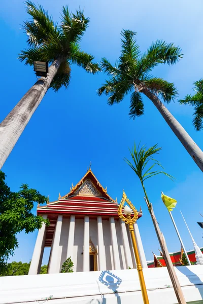 Ένα από τα πολλά βουδιστικούς ναούς στην Μπανγκόκ, Ταϊλάνδη — Φωτογραφία Αρχείου