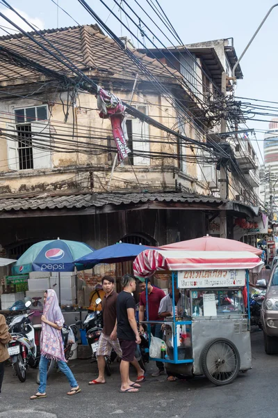 Типичная уличная сцена в старом районе Бангкока, Таиланд — стоковое фото