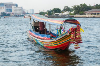 Bangkok, Tayland için Chao Phraya nehrinde geleneksel tekne