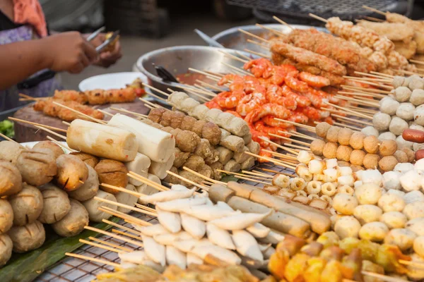 Vlees en spiesjes bij een traditionele cook shop in Bangkok, Thailand — Stockfoto