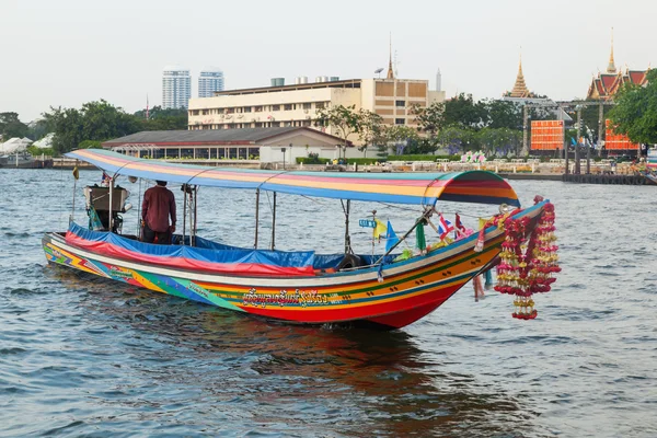 Traditionele boot op de rivier de Menam in Bangkok, Thailand — Stockfoto