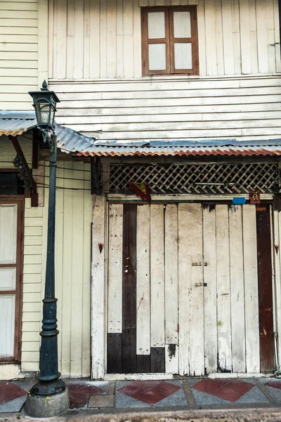 Facade of a tradtional old house in Bangkok, Thailand — Stock Photo, Image