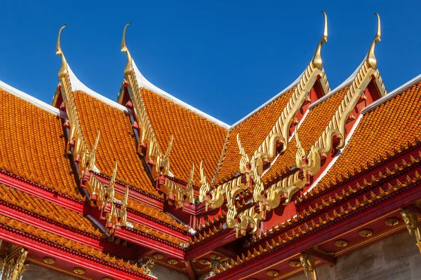 Telhado de Wat Benchamabophit em Bangkok Tailândia — Fotografia de Stock