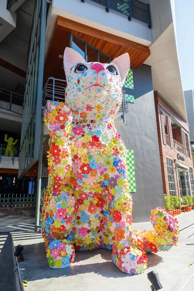 Estatua de gato frente a la casa Hello Kitty en la Plaza Siam en Bangkok, Tailandia — Foto de Stock