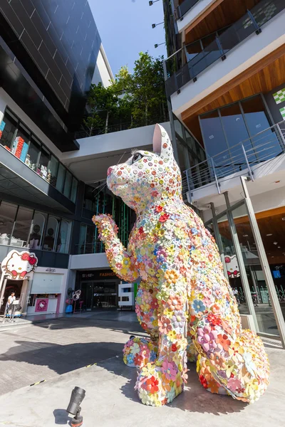 Statua del gatto davanti alla casa Hello Kitty in Siam Square a Bangkok, Thailandia — Foto Stock