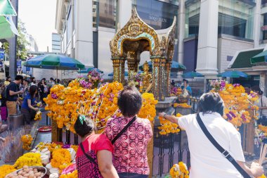 İnsanlara Erawan tapınak Bangkok, Tayland