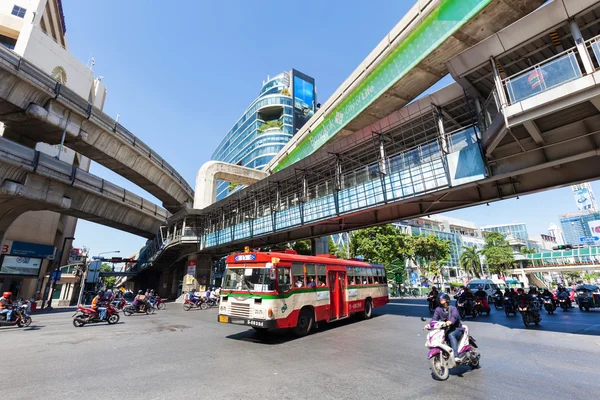 Scena di strada nel moderno quartiere Silom a Bangkok, Thailandia — Foto Stock
