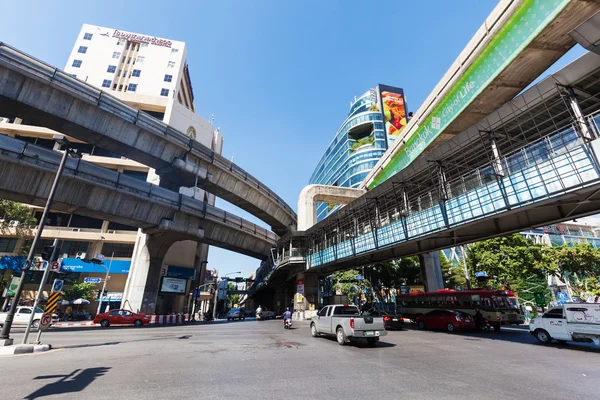 Escena callejera en el moderno distrito de Silom en Bangkok, Tailandia — Foto de Stock