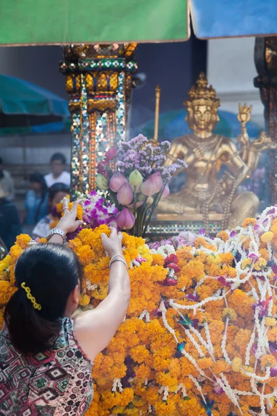 Menschen am Erawan-Schrein in Bangkok, Thailand — Stockfoto