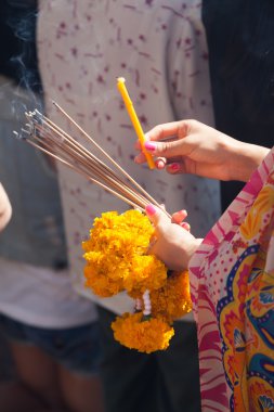 Bir kişinin, Bangkok, Tayland Erawan tapınak tütsü sopa tutan eller