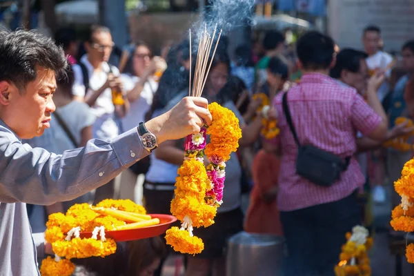 Menschen am Erawan-Schrein in Bangkok, Thailand — Stockfoto