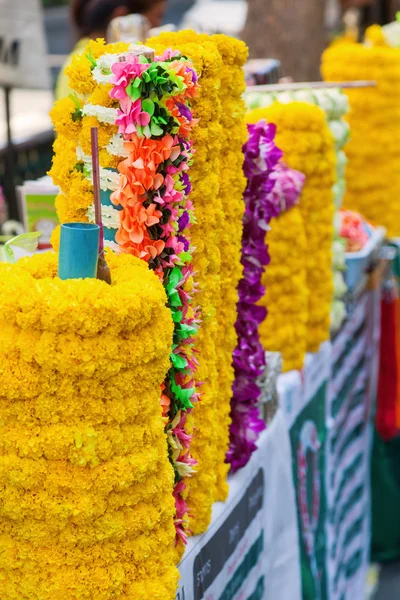 Blomma dekoration på en buddhistisk helgedom i Bangkok, Thailand — Stockfoto