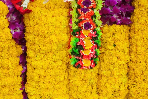 Virágdekoráció egy buddhista szentély, Bangkok, Thaiföld — Stock Fotó