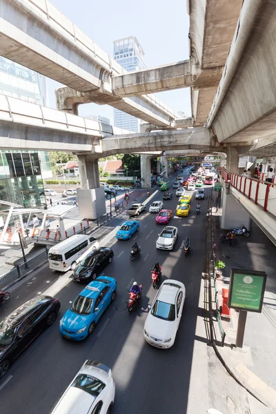 Escena callejera en el moderno distrito de Silom en Bangkok, Tailandia — Foto de Stock