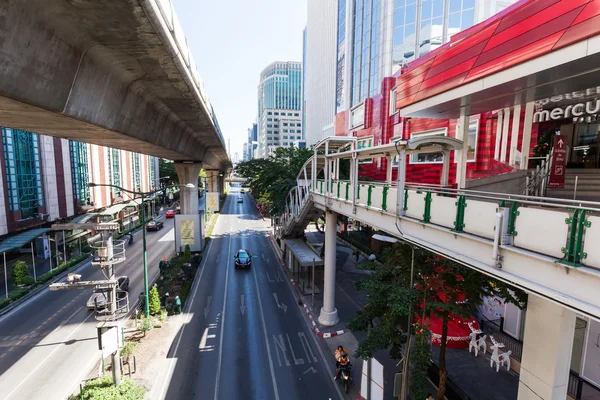 Escena callejera en el moderno distrito de Silom en Bangkok, Tailandia — Foto de Stock