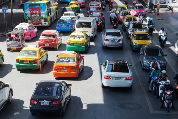 Scena di strada nel moderno quartiere Silom a Bangkok, Thailandia — Foto Stock