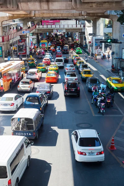 Pouliční scéna v moderní čtvrti Silom v Bangkoku, Thajsko — Stock fotografie