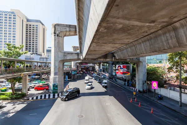 Scena di strada sotto lo skytrain nel distretto di Silom con persone non identificate a Bangkok, Thailandia — Foto Stock