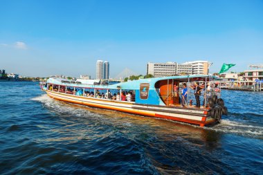 Bangkok Chao Phraya nehrinde geleneksel tekne